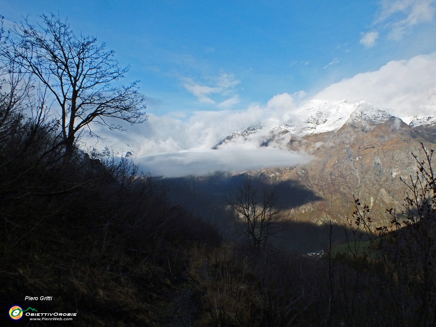 17 Nubi sparse alte e nebbie risalenti dalla valle.JPG